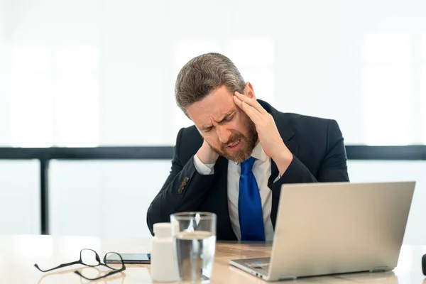 Przepracowany Biznesmen Bóle Głowy Zdjęcie Zestresowanego Biznesmena Boli Głowa Zestresowany — Zdjęcie stockowe