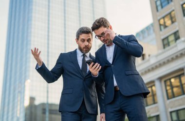 İnternette serbest çalışan iki borsacı. Tüccarlar online olarak dışarıda serbest çalışıyorlar. Ticari tüccarlar telefonla serbest çalışıyorlar. Çevrimiçi serbest çalışan tüccarların fotoğrafı.