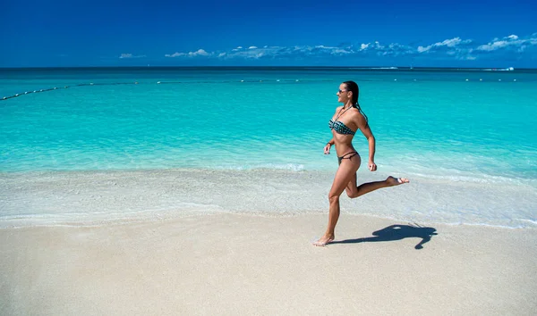 一个女人在户外放暑假 在暑假里跑步的女人 女人在暑假跑步的照片 在海滨度假的女人 — 图库照片