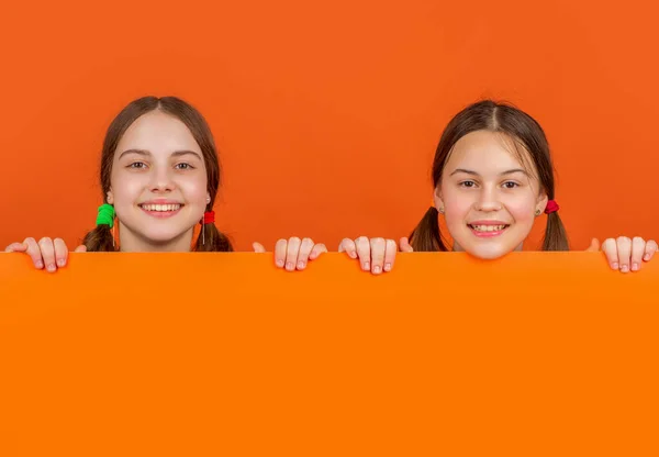 광고용 복사본이 오렌지 어린이들 — 스톡 사진