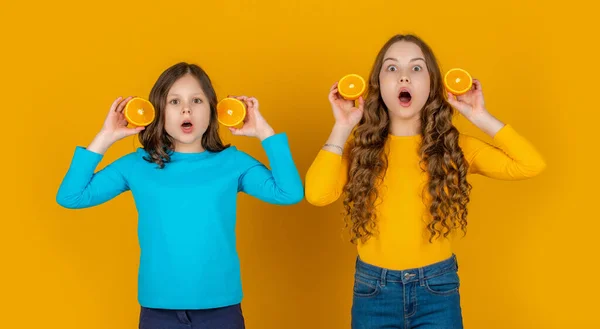 Έκπληκτος Έφηβα Παιδιά Κατέχουν Πορτοκαλί Φρούτα Κίτρινο Φόντο — Φωτογραφία Αρχείου