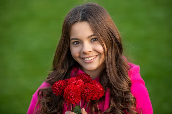 秋の花の花束を持つ陽気なティーンエイジャーの女の子 秋の花束を持った10代の少女 10代の女の子の秋の花束の写真 十代の女の子とともに秋の花束屋外 — ストック写真