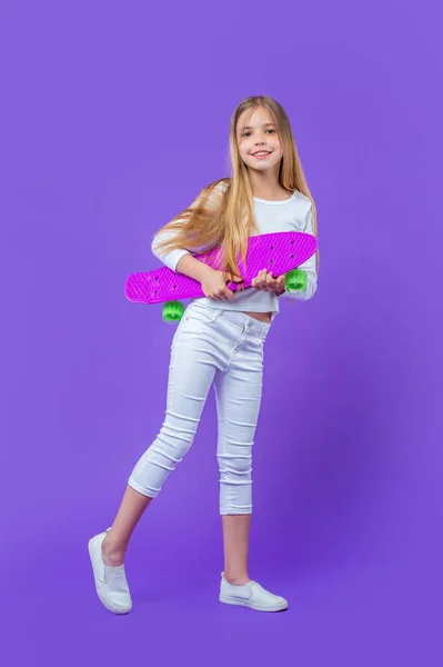 Adolescent Positif Fille Skateboarder Isolé Sur Violet Adolescent Fille Skateboarder — Photo
