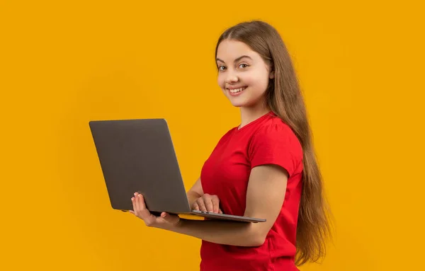 Szczęśliwy Dzieciak Laptopem Żółtym Tle — Zdjęcie stockowe