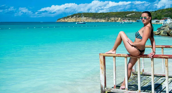 Фотографія Жінки Розслабляється Літній Час Банер Жінка Відпочиває Літньому Пляжі — стокове фото