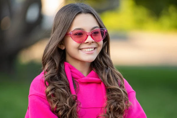 Szczęśliwy Moda Nastolatek Dziewczyna Nosić Okulary Zdjęcie Nastoletniej Dziewczyny Kapturze — Zdjęcie stockowe