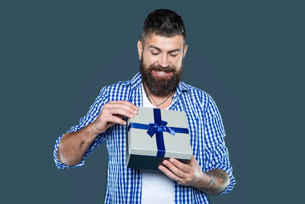 Веселий Зрілий Бородатий Чоловік Подарунковою Коробкою Сірому Фоні — стокове фото