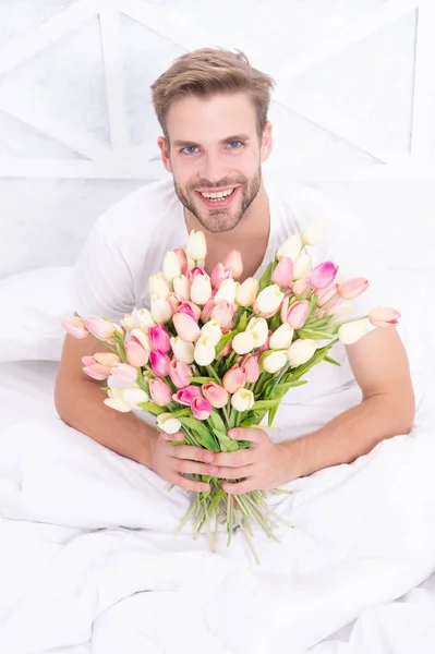 Immagine Uomo Romantico Con Bouquet Tulipani Marcia Uomo Romantico Con — Foto Stock