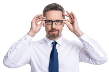 İnsan yüzü beyazda izole edilmiş göz giysisine bakar. Stüdyoda gözlüklerin içine bak. Dostum, arka plandaki göz takılarına bak. Gözlüklü bir adamın fotoğrafı..