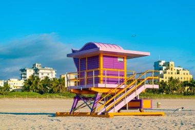 Miami Plajı 'nda pembe cankurtaran. Miami sahilinde cankurtaran. Yazın Miami sahilinde cankurtaran. Miami plaj tatilinde cankurtaran..