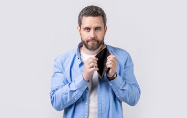 Stüdyoda boş cüzdanı olan parasız bir adam. Elinde cüzdanı olan parasız bir adam. Cüzdanlı parasız bir adamın fotoğrafı. Stüdyonun arka planında cüzdansız bir adam var..