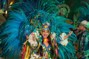 Parintins, Brezilya - 06 Aralık 2015: Festivalsel samba Brezilyalı karnaval dansçıları.