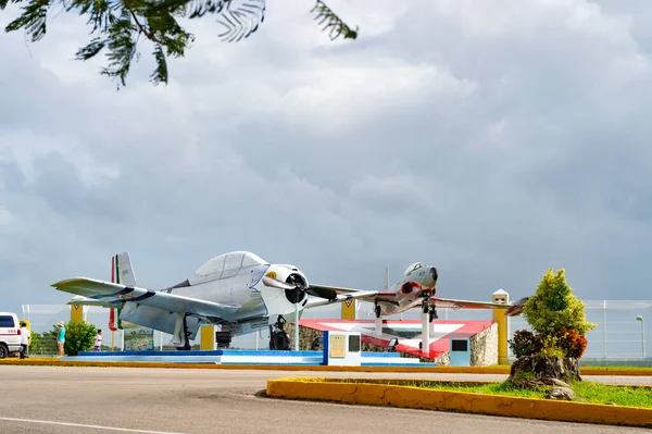 コズメル メキシコ 2015年12月24日 コズメル博物館での複葉機の旧式飛行機 — ストック写真