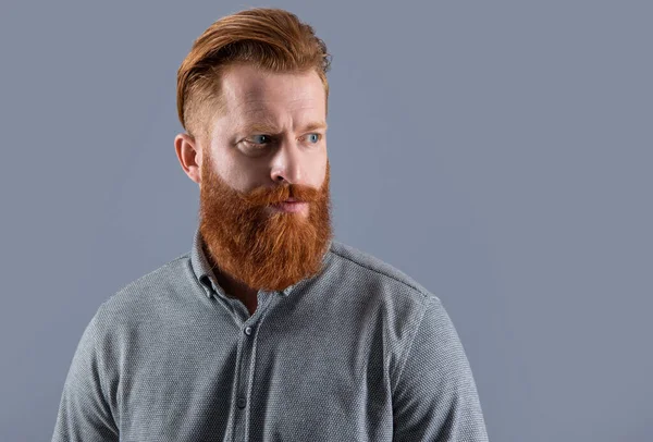 Портрет Ирландца Который Смотрит Сторону Серьезный Человек Рыжей Бородой Бородатый — стоковое фото