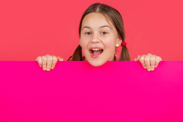 Gelukkig Verbaasd Kind Achter Blanco Roze Papier Met Kopieerruimte Voor — Stockfoto