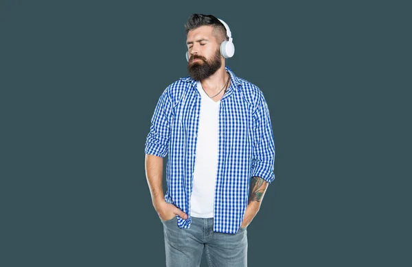 Hipster Barbudo Escuchar Música Auriculares Disfrutando Canción — Foto de Stock