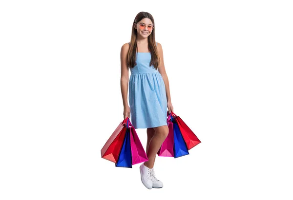 스튜디오에서 미소를 뒤에서 쇼핑하는 쇼핑하는 소녀가 가방을 흰색으로 고립된 센터의 — 스톡 사진