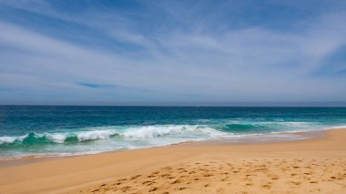 Bora Bora yaz sahili. Yaz deniz manzaralı tatil. Kum ve denizle kaplı yaz deniz manzarası. Yaz deniz manzarasının fotoğrafı.