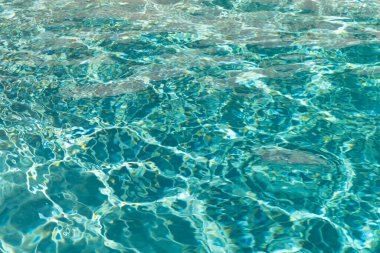 Odaklanmış turkuaz yüzme havuzu ve dalgalar. Odaklanmış turkuaz dalgalı havuz arkaplanı. Odaklanamayan turkuaz havuz arka planının fotoğrafı. Odaklanmış turkuaz havuz arkaplanı.