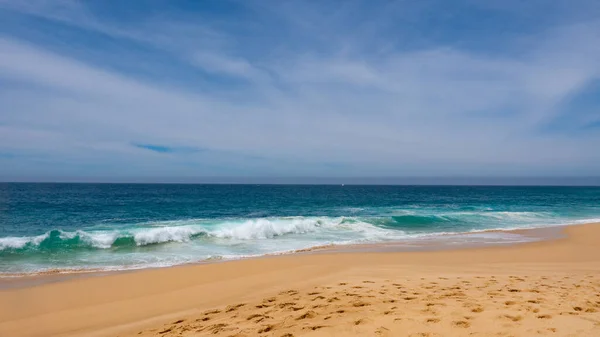 サマー シースケープ ビーチ 夏の海辺の休暇 砂と海と夏の海 夏の海の写真 — ストック写真