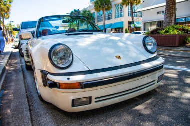 Miami, Florida USA - 25 Mart 2023: beyaz Porsche930 klasik üstü açık klasik araba, ön manzara.