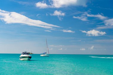 Plajda yaz tatili yatı görüntüsü. Yaz tatili yatı. Deniz kenarında yaz tatili yatı. Yaz tatilinde deniz kenarında yat gezisi.