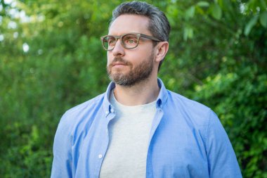 Olgun adam gözlüklü bak. Gözlüklü adam dışarı bak. Adam görüş için gözlüklü bak. Gözlüklü bir adamın fotoğrafı..