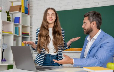 Sınıfta erkek öğretmenle kafası karışmış bir çocuk. eğitim.