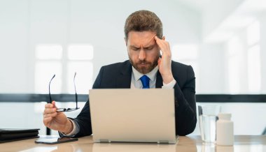 Çok çalışan yorgun iş adamı baş ağrısı ya da migren ağrısı hisseder..