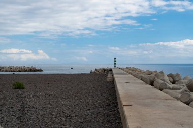 Deniz kenarındaki gezinti güvertesinde. Deniz önü gezinti manzarası. Deniz kenarında kimse olmadan gezinmek. Deniz kenarındaki gezinti alanının fotoğrafı.