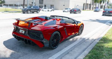 Miami Beach, Florida ABD - 15 Nisan 2021: Kırmızı Lamborghini Bulvarı LP 750-4 SV, arka görüş.