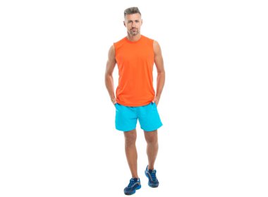 Spor giyimli spor ayakkabılı bir sporcu spor salonunda spor ve spor eğitimi için beyaz stüdyo arka planında izole edilmiş..