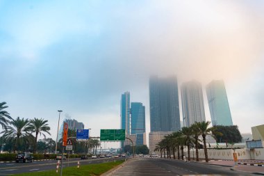 Dubai, Birleşik Arap Emirlikleri - 23 Aralık 2017: Sisli gökdelenli modern gökdelenli şehir yolu.