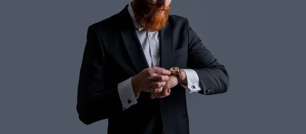 Мода Смокінг Пунктуальний Бородатий Чоловік Смокінгу Перевіряє Час Годиннику Ізольовано — стокове фото
