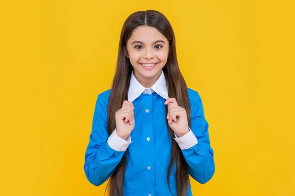 Ευτυχισμένη Έφηβη Μαθήτρια Απομονωμένη Κίτρινο Μια Έφηβη Μαθήτρια Στο Στούντιο — Φωτογραφία Αρχείου
