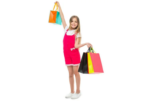 Arka Planda Alışveriş Torbası Olan Neşeli Bir Genç Kız Alışveriş — Stok fotoğraf
