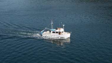 Yat teknesi suda. Bir yatın beyaz rengi. Yaz gezisi için yat teknesi. Yat teknesinin fotoğrafı.