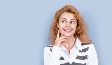 Stüdyodaki kızıl saçlı kadının portresi, kopyalama alanı. Kızıl saçlı kadının portresi. Kızıl saçlı kadının fotoğraf portresi. Gri arka planda izole edilmiş kızıl saçlı kadının portresi..