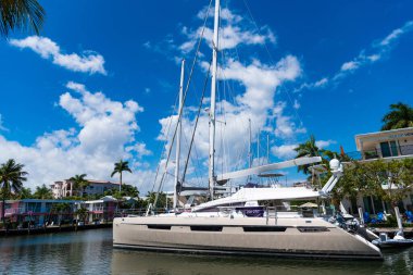 Miami, Florida ABD - 25 Mart 2023 Miami 'de yaz yatı katamaranı.