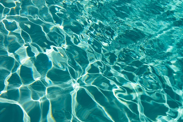Defokussiert Türkisfarbener Pool Hintergrund Defokussierten Türkisfarbenen Pool Hintergrund Mit Wellen — Stockfoto