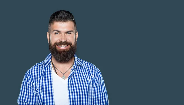 Froher Bärtiger Mann Trägt Kariertes Hemd Auf Grauem Hintergrund — Stockfoto