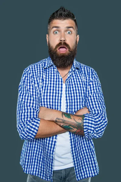 Homem Barbudo Surpreso Usar Camisa Quadriculada Fundo Cinza — Fotografia de Stock