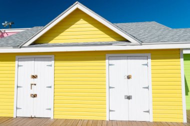 Yazın parlak sahil kulübesinin fotoğrafı. Yaz tatilinde sarı plaj kulübesi. Yazın sahil kulübesi. Yazın sahil kulübesi inşaatı.