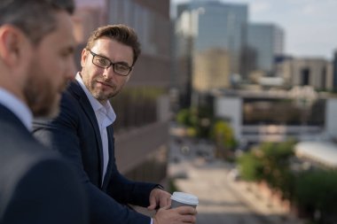 Kahve molası veren işadamları, fotokopi alanı. Kahve molasında takım elbiseli iş adamları. Kahve molasında iş adamlarının fotoğrafı. Kahve molasında iş adamları.