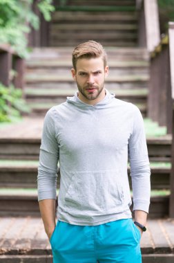 Sokaktaki kapüşonlu fitness adamı. Kapüşonlu fitness adamı görüntüsü. Kapüşonlu fitness adamı. Kapüşonlu spor adamı..