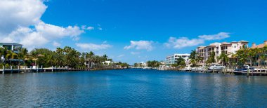 Deniz kenarında yaz mevsiminde yatları olan limanın panoramik manzarası. Limandaki deniz kenarı tatil beldesi. Sahil limanı yaz için mükemmel bir yer. Sahil limanı varış noktası.
