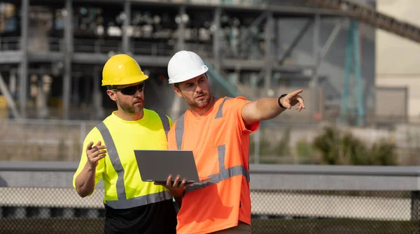Superviseur Hommes Avec Projet Construction Pointeur Doigt Superviseur Hommes Discuter — Photo