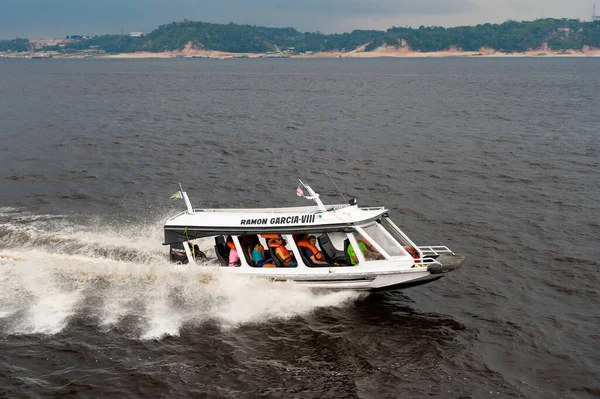 マナウス ブラジル 2015年12月4日 モーターボートでの観光客のボート旅行 — ストック写真