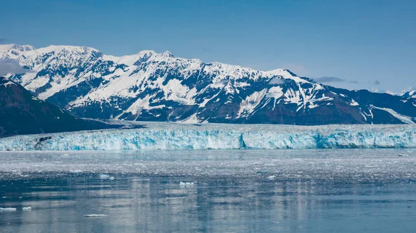 アルパイン山の氷河と海の海の水の風景の自然氷を彫る 山の海岸の自然景観 氷河湾の自然 雪の山のピーク 米国アラスカ州のハバード氷河の性質 — ストック写真