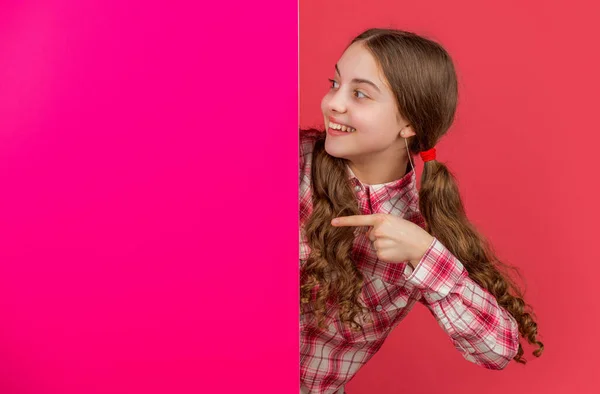 Gelukkig Tiener Kind Achter Blanco Roze Papier Met Kopieerruimte Voor — Stockfoto